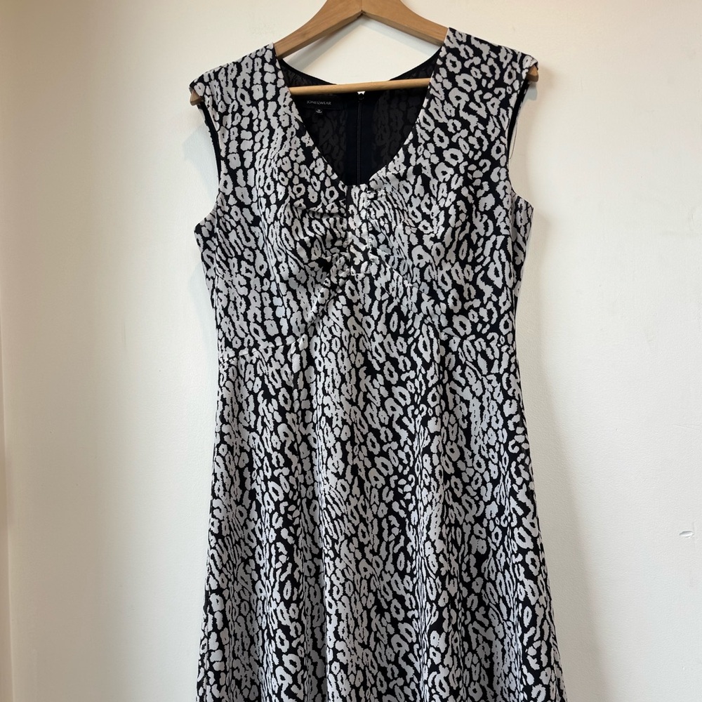 Jones Wear Black and White Sleeveless V-Neck Maxi Dress